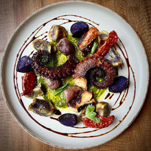 Load and play video in Gallery viewer, Pulpo de parrilla